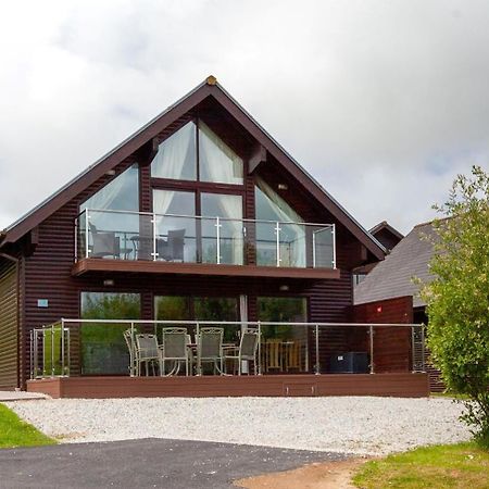Kingfisher Hot Tub & Log Burner House On Premium Lakeside With Resort Facilities سانت كولوم ميجُر المظهر الخارجي الصورة