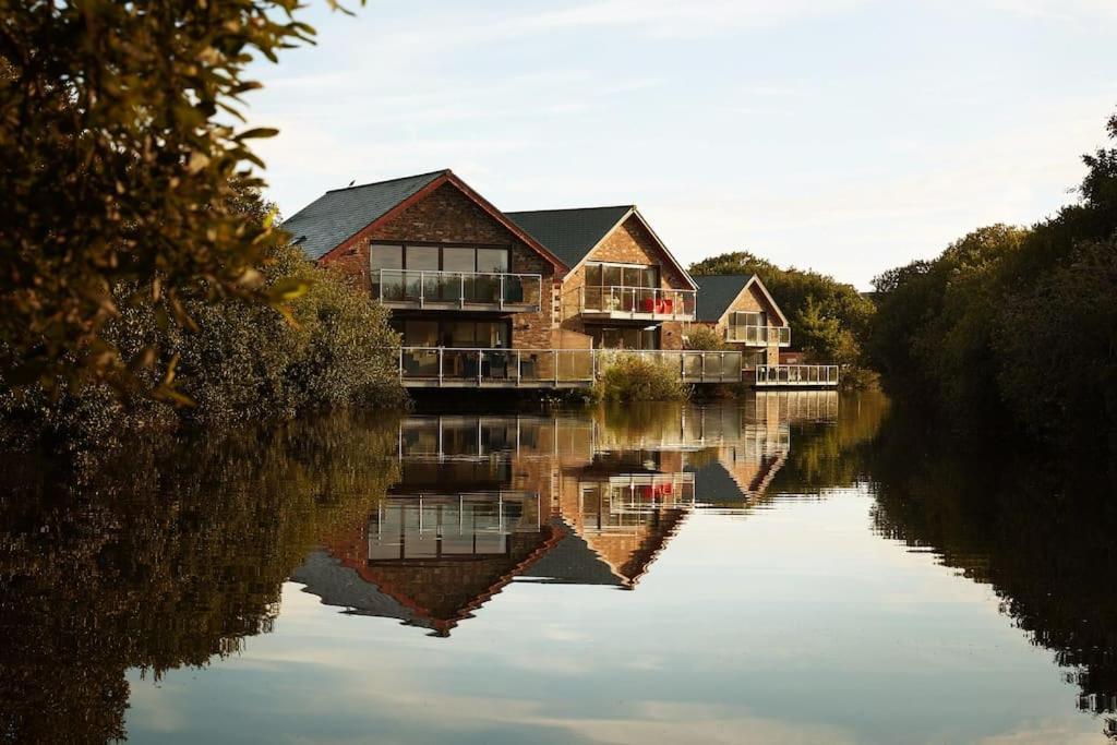Kingfisher Hot Tub & Log Burner House On Premium Lakeside With Resort Facilities سانت كولوم ميجُر المظهر الخارجي الصورة