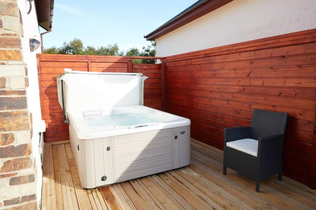 Kingfisher Hot Tub & Log Burner House On Premium Lakeside With Resort Facilities سانت كولوم ميجُر المظهر الخارجي الصورة