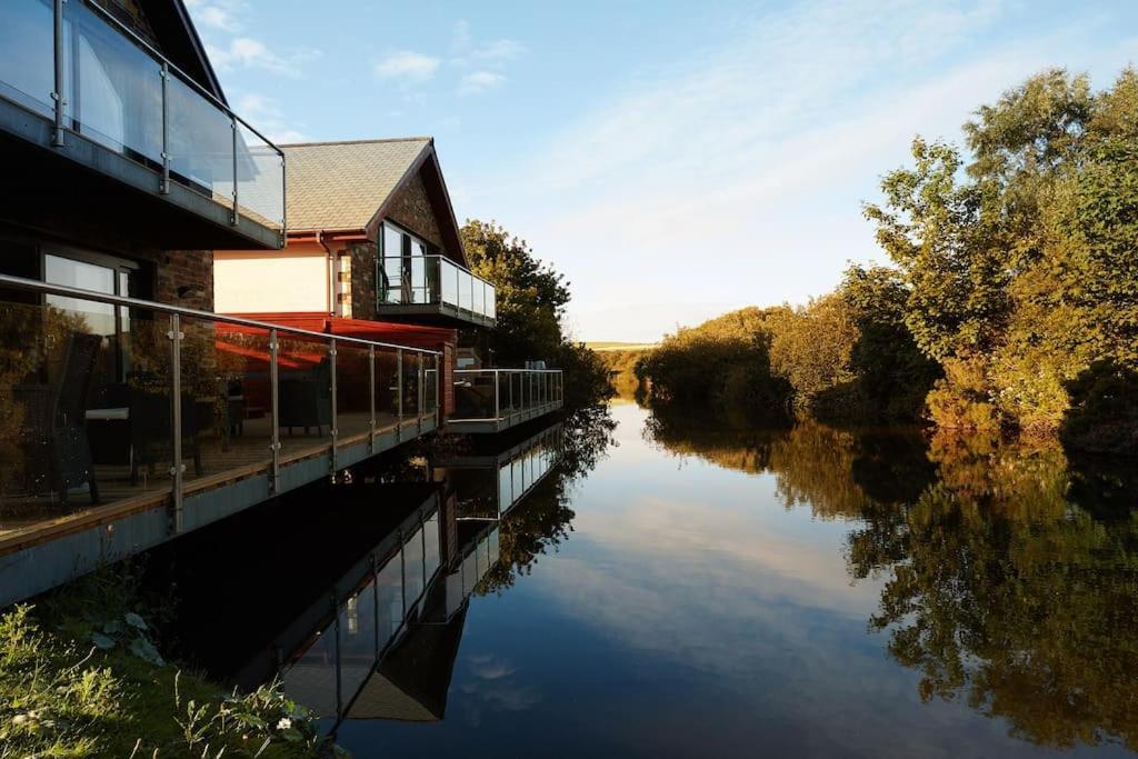 Kingfisher Hot Tub & Log Burner House On Premium Lakeside With Resort Facilities سانت كولوم ميجُر المظهر الخارجي الصورة